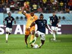 bek-timnas-belanda-denzel-dumfries.jpg