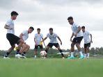 bek-timnas-indonesia-fachruddin-aryanto-tengah-sedang-mengamati-bola.jpg
