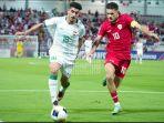 bek-timnas-u23-indonesia-justin-hubner-10-mencoba-merebut-bola-dari-pemain-irak.jpg