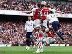 bek-tottenham-hotspur37-micky-van-de-ven-bersaing-dengan-gelandang-arsenal-41-declan-rice.jpg