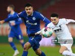 bek-turki-schalke-ozan-kabak-dan-gelandang-swiss-augsburg-ruben-vargas.jpg