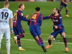 bek-uruguay-barcelona-ronald-araujo-2r-merayakan-golnya-bersama-frenkie-de-jong-griezmann.jpg