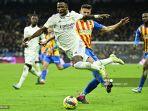 bek-valencia-gabriel-paulista-kanan-melanggar-pemain-depan-real-madrid-vinicius-junior.jpg