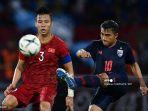 bek-vietnam-que-ngoc-hai-kiri-dari-vietnam-berebut-bola-dengan-chanathip-songkrasin.jpg
