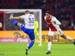 bek-vitesse-asal-jerman-maximilian-wittek-kiri-berebut-bola-dengan-jurrien-timber.jpg