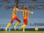 bek-west-bromwich-albion-nigeria-semi-ajayi-kiri-merayakan-gol-ke-gawang-manchester-city.jpg