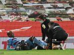 bek-west-ham-united-italia-angelo-ogbonna-menerima-perawatan-medis.jpg