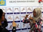belajar-bahasa-isyarat_20160422_190725.jpg