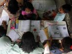 belajar-bersama-di-pos-keamanan_20200819_174102.jpg