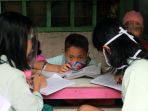 belajar-bersama-di-pos-keamanan_20200819_174446.jpg