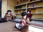 belajar-online-di-bawah-kolong-rel-kereta-api_20200819_152752.jpg