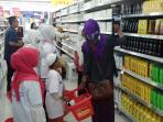 belanja-anak-yatim_20160313_074158.jpg