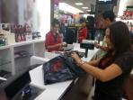 belanja-di-mal-dengan-kantong-plastik_20160222_224354.jpg