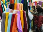 belanja-kain-untuk-lebaran-di-sentra-tekstil-cigondewah_20220412_202849.jpg