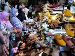 belanja-kebutuhan-lebaran-di-pasar-baru-bandung_20230416_140934.jpg