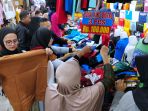 belanja-kebutuhan-lebaran-di-pasar-baru-bandung_20230416_141116.jpg