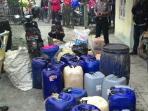 belasan-jerigen-tuak-disita-dari-rumah_20150131_172328.jpg