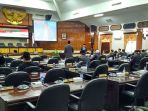belasan-kursi-dprd-tuban-kosong_20180816_182119.jpg