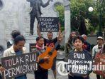 belasan-musisi-surabaya-tolak-ruu-permusikan.jpg