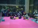 belasan-petani-perempuan-dan-anaknya-menginap-di-lobi-dan-pelataran-kantor-kp_20150208_032118.jpg