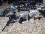 belasan-pucuk-senjata-api-yang-disita-dari-de-terduga-terosis-anggota-jaringan-isis.jpg