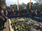 belasan-ribu-botol-berisi-minuman-keras-dimusnahkan-polisi-di-mapolda-jaba.jpg