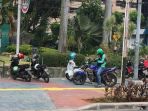 belasan-sepeda-motor-parkir-sembarangan-di-trotoar_20180808_091334.jpg