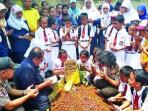 belasan-siswa-sd-menangis-di-pusara-putri-nur-fauziah_20151006_082759.jpg