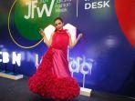 bella-shofie-di-jfw.jpg
