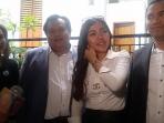 bella-shofie-didampingi-tim-penasihat-hukumnya_20161103_213908.jpg