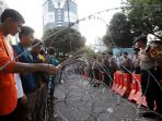 bem-si-gelar-aksi-unjuk-rasa-di-depan-patung-kuda_20191021_213857.jpg