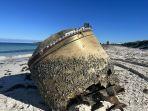 benda-misterius-berwarna-emas-ditemukan-di-tepi-pantai-di-australia-barat-pada-minggu-1672023.jpg
