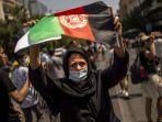bendera-afghanistan-selama-protes.jpg