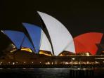 bendera-kebangsaan-perancis-disorotkan-ke-atap-gedung-opera-sydney_20151116_163259.jpg