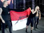 bendera-merah-putih-bertuliskan-metallica-solo-indonesia_20170128_162956.jpg