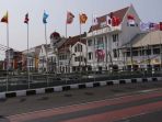 bendera-peserta-asian-games-2018-dipasang-pakai-bambu-di-kawasan-kota-tua_20180724_184357.jpg