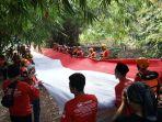 bendera-raksasa-di-ciliwung1.jpg