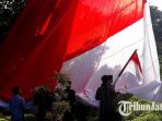 bendera-raksasa-di-surabaya_20180817_101300.jpg