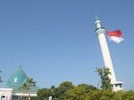 bendera-raksasa-dikibarkan-di-menara-masjid-al-akbar-surabaya_20180817_141407.jpg