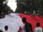 bendera-raksasa-dikirab-dalam-kampanye-terbuka-capres-01-di-solo-selasa-942019-sore.jpg