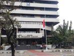 bendera-setengah-tiang-universitas-trisakti-nih3.jpg
