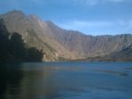 bendera-tribun-berkibar-di-puncak-gunung-rinjani_20150817_125904.jpg