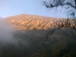 bendera-tribun-berkibar-di-puncak-gunung-rinjani_20150817_125909.jpg