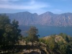 bendera-tribun-berkibar-di-puncak-gunung-rinjani_20150817_130151.jpg