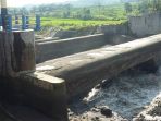 bendungan-cipamingkis-jebol_20170421_150450.jpg