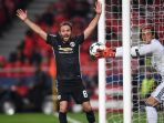 benfica-mile-svilar-vs-manchester-united-juan-mata-2_20171019_113545.jpg