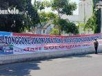 bentangan-spanduk-gocky-gerung-di-solo.jpg