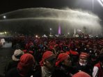 bentrok-demo-buruh-di-depan-istana-merdeka_20151030_224838.jpg