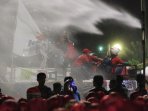 bentrok-demo-buruh-di-depan-istana-merdeka_20151030_224944.jpg