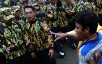 bentrok-massa-ampg-di-dpp-partai-golkar_20141125_193943.jpg